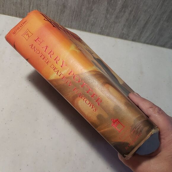 Book - "Harry Potter and the Deathly Hallows" - J. K. Rowling (2007) - Picture 3 of 10